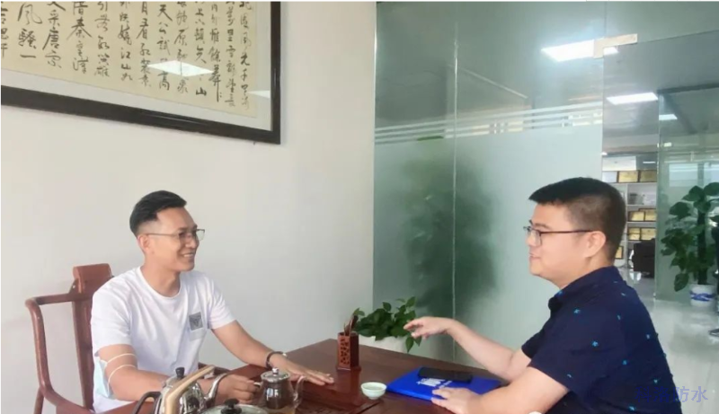 △圍繞防水行業(yè)痛難點正在交談 楊飛（左）黃太陽（右）